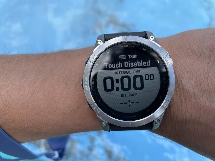 Man sieht die aktivierte Wassersperre auf der Fenix Garmin.